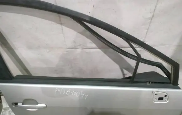 Toyota Corolla Verso AR10 Front door glass trim molding 
