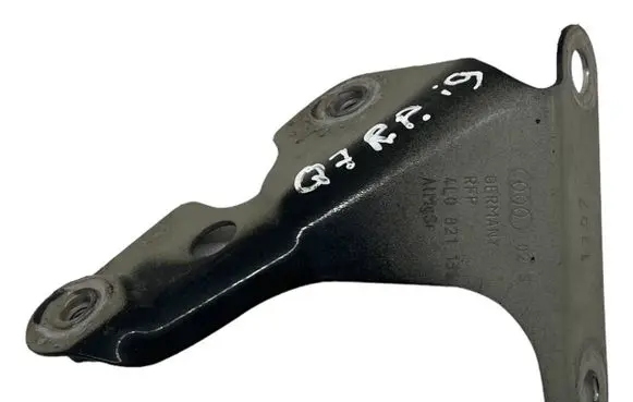 Audi Q7 4L Fender mounting bracket 4L0821136
