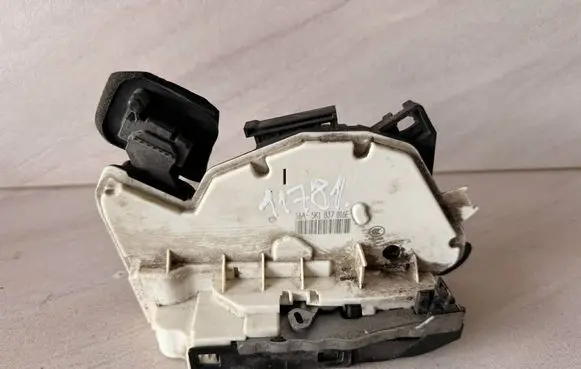 Volkswagen Golf VII Front door lock 5K1837016E