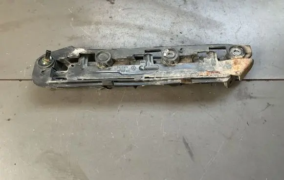 Front bumper mounting bracket