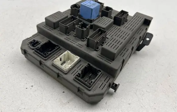 Peugeot 607 Fuse module 9641958680