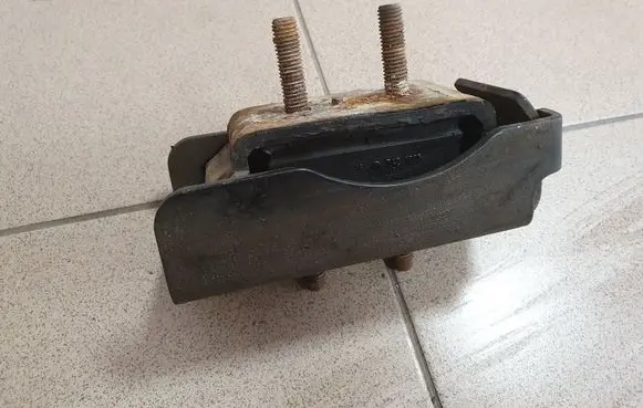 Iveco Daily 3rd gen Engine mount bracket 504046294EB