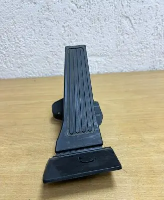 Hyundai Tucson TL Accelerator throttle pedal D7384