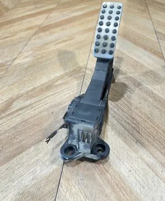 Mercedes-Benz ML W164 Accelerator throttle pedal A1643000104 ZGS007 030907