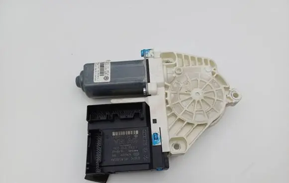 Volkswagen PASSAT B6 Front door window regulator motor 1K0959701AE
