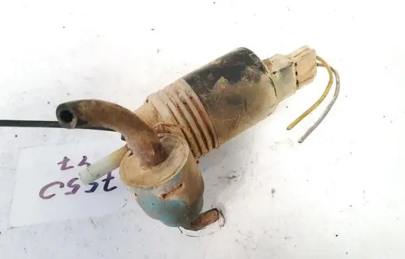 Volkswagen PASSAT B5 Windscreen/windshield washer pump