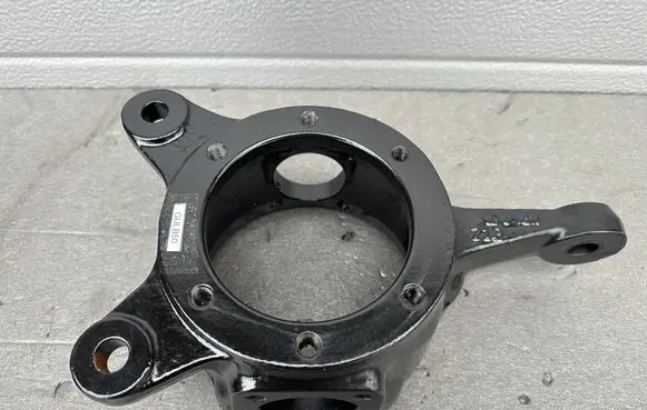 Nissan Patrol 160 Front wheel hub spindle knuckle 40561C7700
