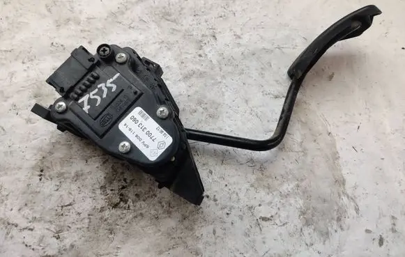 Accelerator throttle pedal