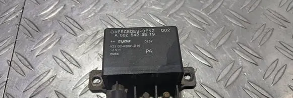 Mercedes-Benz E W211 Charging relay A0025423819 V23132A2001X14