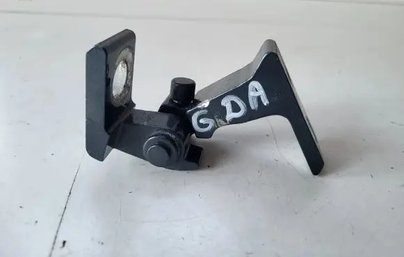 Skoda Octavia Mk3 (5E) Rear door lower hinge 8K0831402B