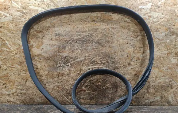 Land Rover Discovery 5 Front door rubber seal