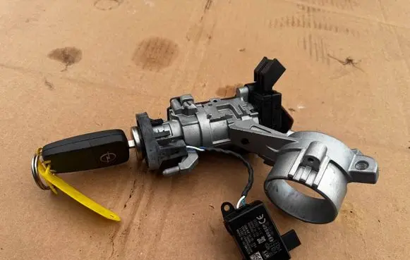Opel Insignia A Ignition lock 23276089 61050310798