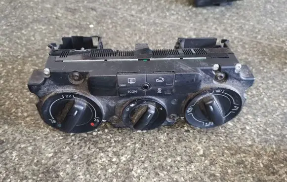 Volkswagen PASSAT B6 Climate control unit