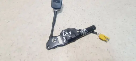 Front seatbelt buckle