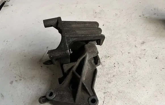 Opel Vectra B Engine mounting bracket 90496729