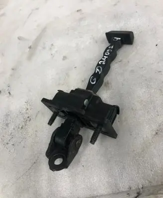 Opel Grandland X Rear door check strap stopper