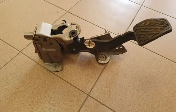 Nissan Qashqai Brake pedal E001046X11