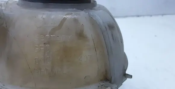 Coolant expansion tank/reservoir