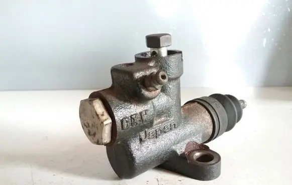 Subaru Outback Clutch slave cylinder 
