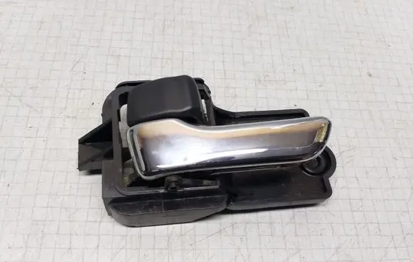 Toyota Avensis T220 Rear door interior handle C2261A1