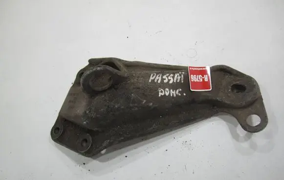 Volkswagen PASSAT B3 Engine mounting bracket 357199353B