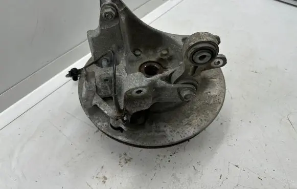 Rear wheel hub spindle/knuckle