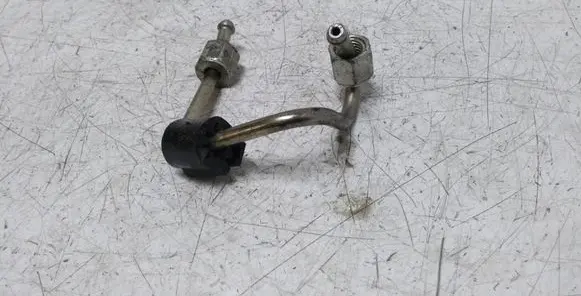 Volkswagen PASSAT B7 Fuel injector supply line/pipe 