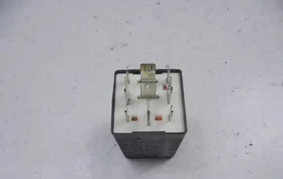 Volkswagen PASSAT B5 Other relay 3A0927181