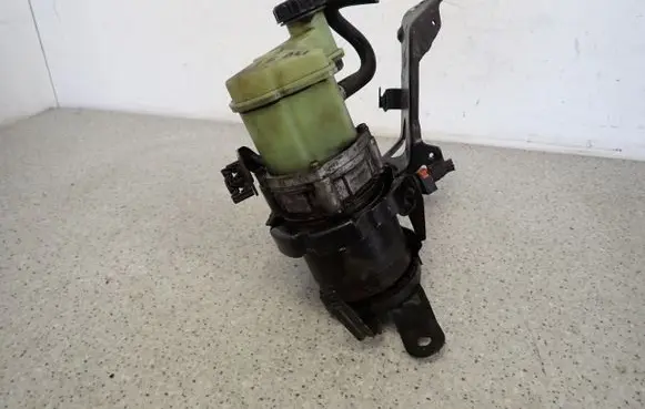 Nissan Almera N16 Power steering pump