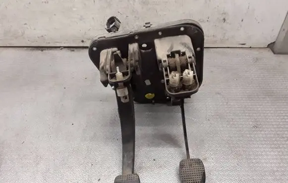 Iveco Daily 35.8 - 9 Pedal assembly 