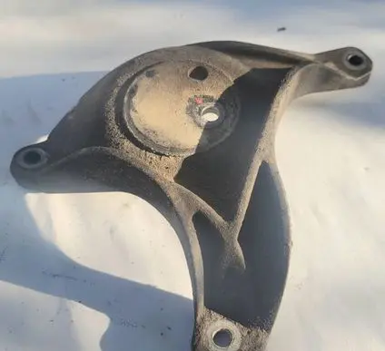 BMW 5 E39 Engine mounting bracket