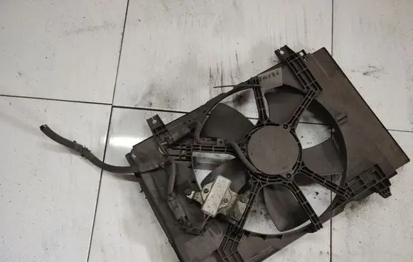 Nissan Tiida C11 Radiator cooling fan shroud 