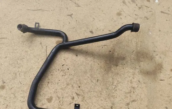 Engine coolant pipe/hose