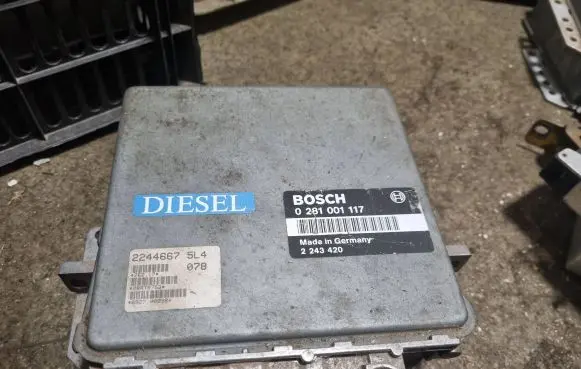 BMW 5 E34 Engine control unit/module 0281001117 2243420