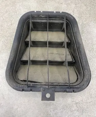 Quarter panel pressure vent