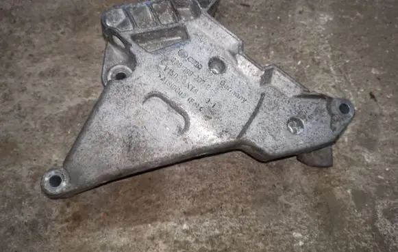 Volkswagen Touran I Engine mounting bracket 03G199207E