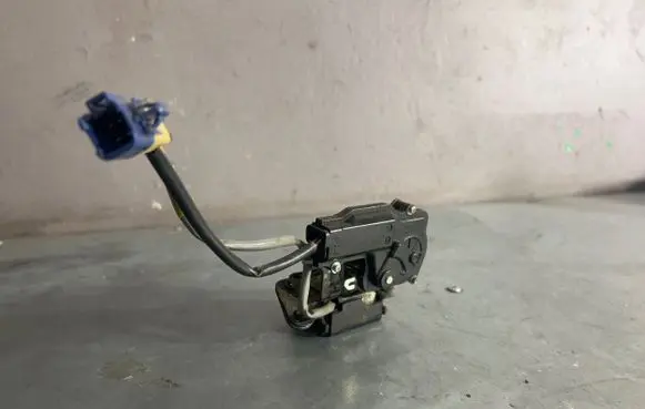 Toyota Corolla Verso AR10 Loading door lock 