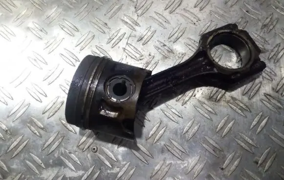 Volkswagen Golf III Piston with connecting rod