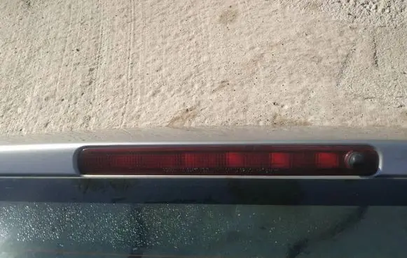 Third/center stoplight