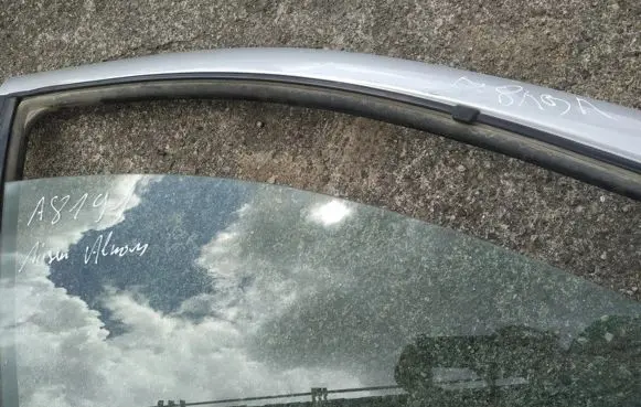 Nissan Almera Tino Front door window glass four-door