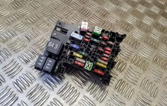 Volkswagen PASSAT B8 Fuse module 5Q0937615C