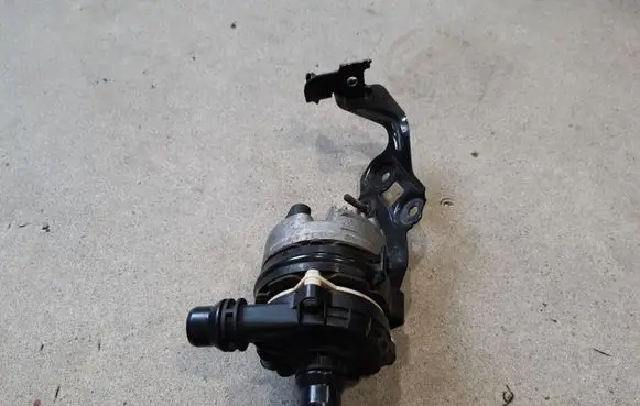 Mercedes-Benz C AMG W205 Water pump A0005002300