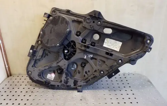 Rear door manual window regulator