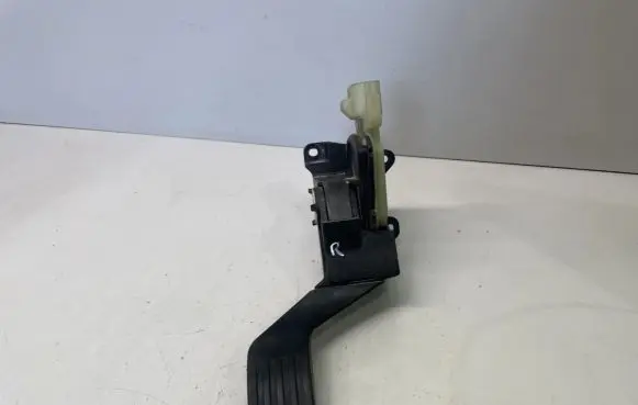 Ford Focus Accelerator throttle pedal 2M519F836AE