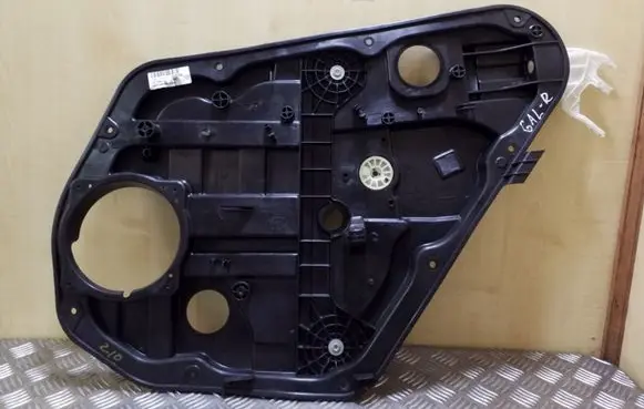Rear window lifting mechanism without motor