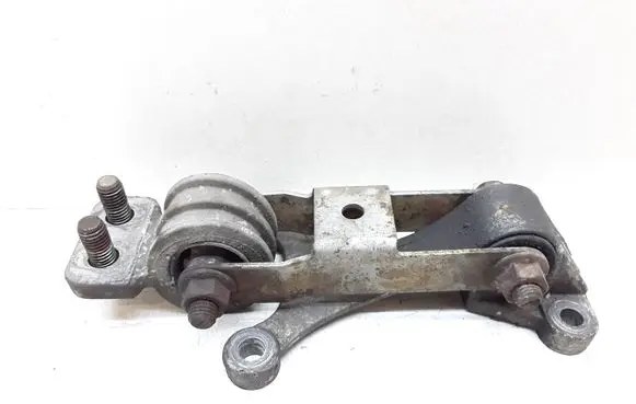 Volvo XC90 Engine mount bracket