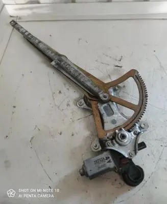 Toyota RAV 4 (XA20) Front door window regulator motor 8572042070 0620401160
