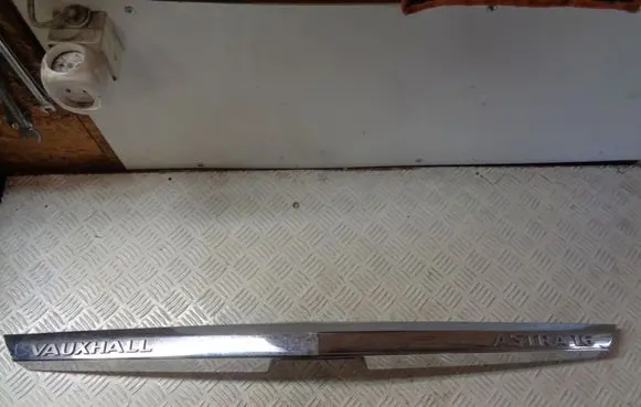 Opel Astra H Tailgate trim 13105814