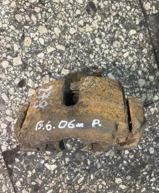 Volkswagen PASSAT B6 Front brake caliper