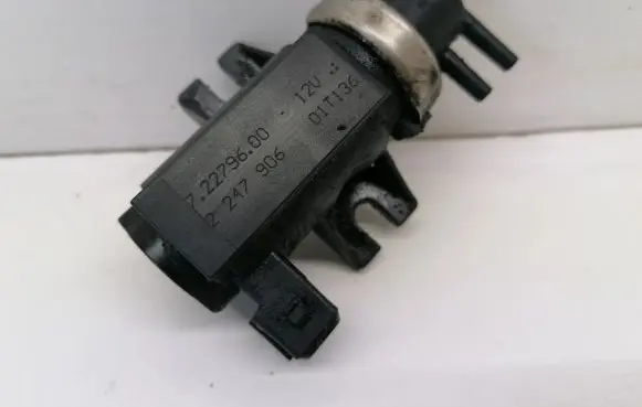 BMW 5 E39 Turbo solenoid valve 72279600 2247906